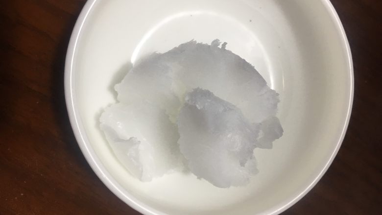 椰油小餐包,厨师机揉面,等揉成一个比较光滑的面团后,加入椰子油