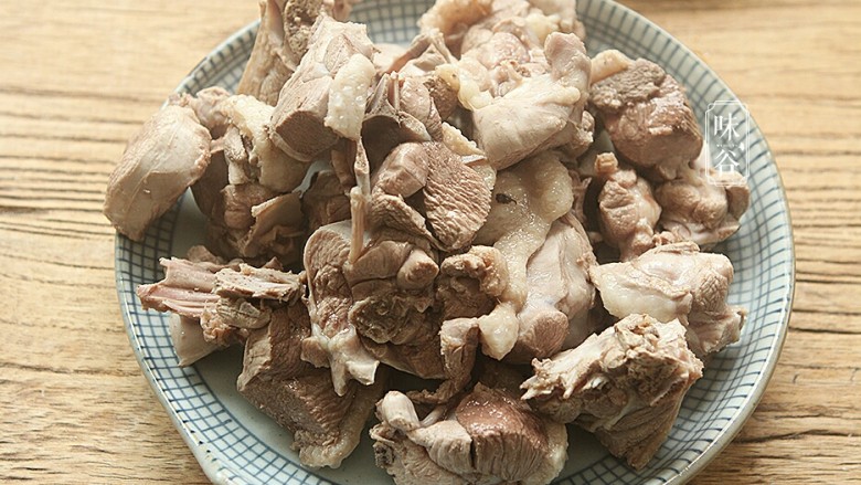 冬瓜薏米老鸭汤,然后捞起沥干水待用。(鸭肉的腥膻味重,这样可以去除血水和异味,以免汤汁混浊。)