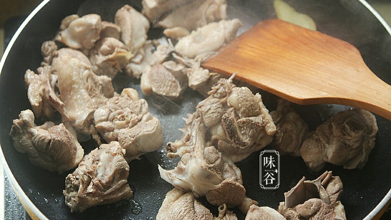 冬瓜薏米老鸭汤, 烧热2汤匙油, 鸭肉再下锅,加两三片姜一起,将鸭中的水分炒干,以除去鸭肉剩余的膻味。