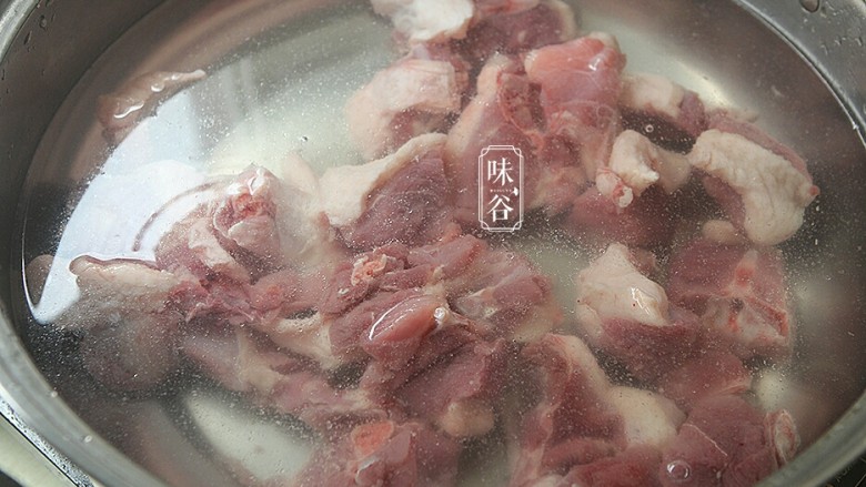 冬瓜薏米老鸭汤,老鸭肉放入锅里,加清水煮开,沸水中氽烫1分钟;