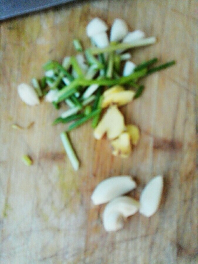 咸肉烧鳝鱼,葱、蒜、姜切好