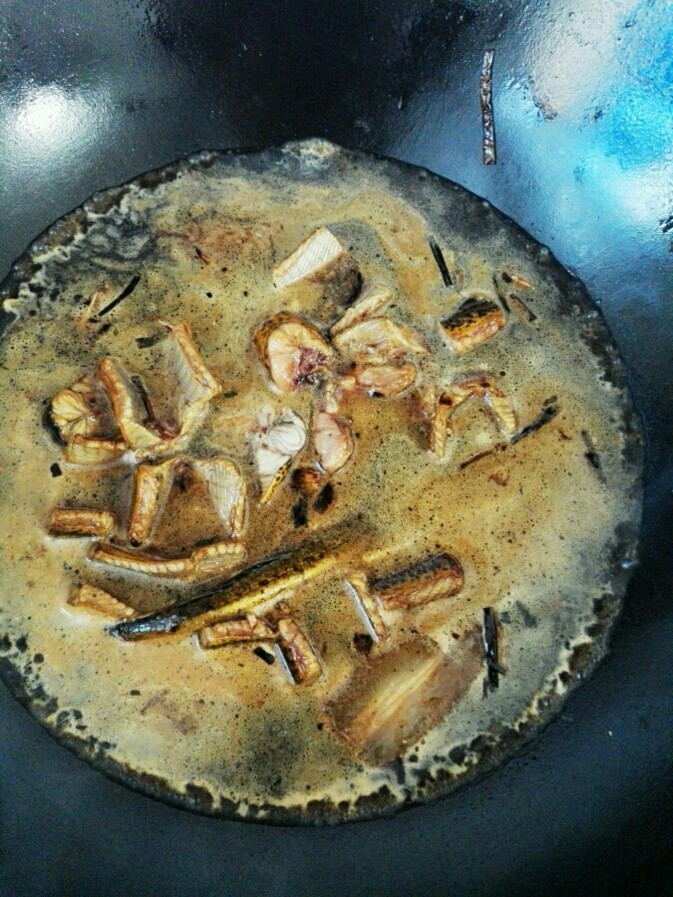 咸肉烧鳝鱼,加入开水漫过食材,大火煮开小火慢煮之鱼肉软烂,收汁。