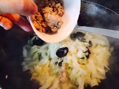 黑木耳炒黄芽菜,倒入炒好的肉糜。加盖,焖煮两分钟。喜欢味精的,出锅前,可以加点。不喜欢的,不加也没事。个人习惯。
