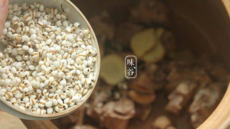 冬瓜薏米老鸭汤,将鸭肉、陈皮、薏米和连同姜片一起放入汤煲内;