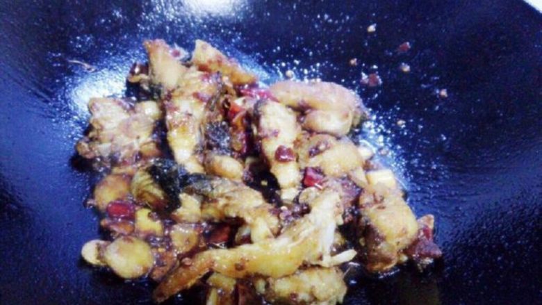 红烧香辣鱼块,倒入鱼块,翻炒均匀。