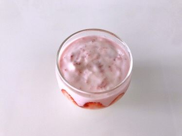 草莓酸奶杯,吃出生活好营养,装满。