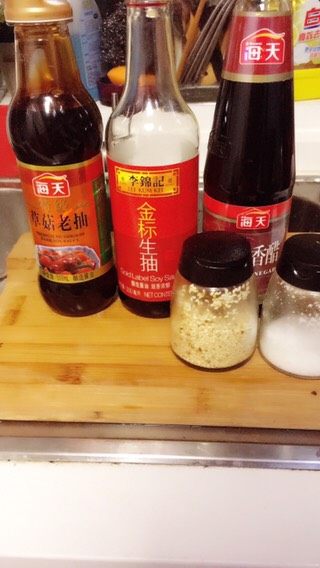 一碗浓油赤酱🉐️葱油面,做葱油酱料的调料。分别：老抽，生抽，白砂糖，熟芝麻（醋是因为我个人爱好）。