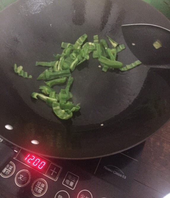 豆瓣茄子,锅里放少许油,放入青椒翻炒一下起锅