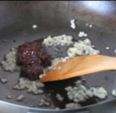豆瓣茄子,原锅加点油放入蒜末爆香,再下<a style='color:red;display:inline-block;' href='/shicai/ 705'>豆瓣酱</a>,转小火慢慢煸炒出酱香