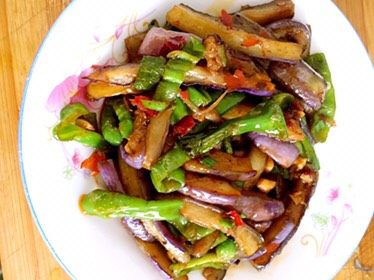 豆瓣茄子,下茄子和青椒,转大火 迅速翻炒均匀「忘记拍照片了😊」