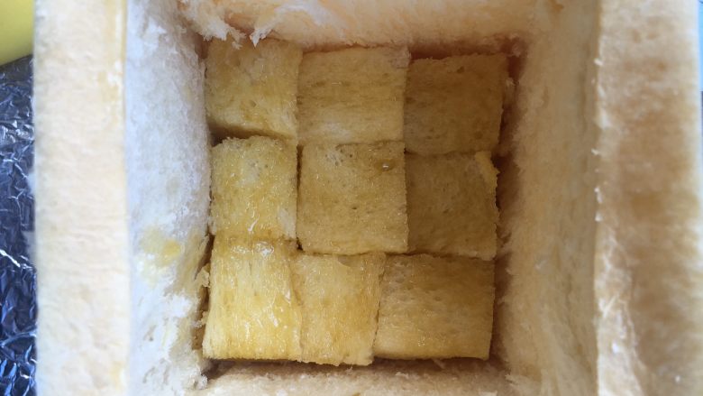 面包诱惑,刷好的吐司丁再整齐地摆放进吐司壳里