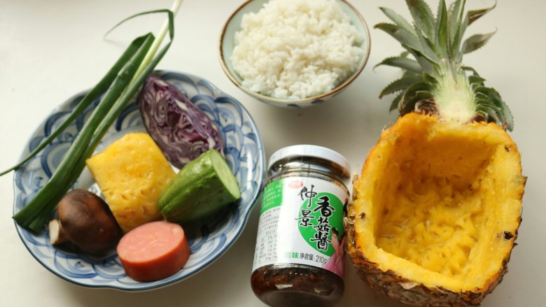 香菇酱五彩菠萝饭,准备好所有食材,选择了五种颜色,做好后五彩缤纷很漂亮。