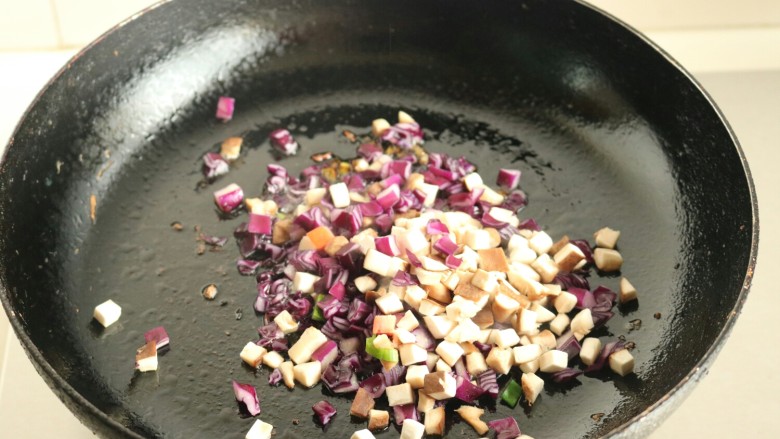 香菇酱五彩菠萝饭,放入<a style='color:red;display:inline-block;' href='/shicai/ 230'>香菇</a>丁和<a style='color:red;display:inline-block;' href='/shicai/ 128'>紫甘蓝</a>丁翻炒。