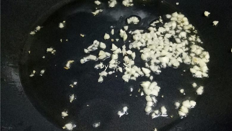西兰花炒虾仁,放入蒜末炒香;