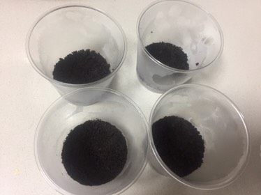 百香果芒果慕斯,1.黄油隔热水融化,奥利奥饼干碎用擀面杖碾碎,两者混合均匀铺在杯底压实,入冰箱冷藏半小时。