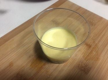 百香果芒果慕斯,铺了饼干碎的杯子里倒一层慕斯糊。
