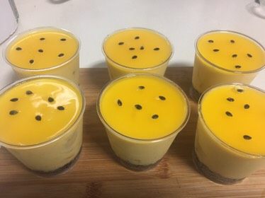 百香果芒果慕斯,镜面稍微凝固摆上百香果的籽,装饰用,这步可以忽略。