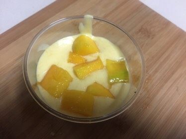 百香果芒果慕斯,再倒一层慕斯糊,铺上芒果粒。