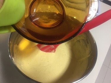 百香果芒果慕斯,吉利丁片隔热水融化,倒入慕斯糊里混合均匀。