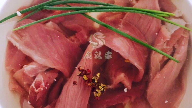 自制蓬松的海苔肉松,切好的肉片放进锅里加水煮,稍微放点花椒、料酒、葱可以很好的去腥。