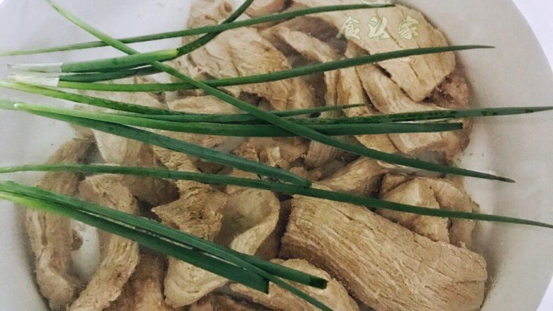 自制蓬松的海苔肉松,重新把肉放进锅里,加葱,加水,这次水要多点,因为要煮1-2小时。大火煮开转小火煮,煮至肉熟可以用筷子轻轻戳过。