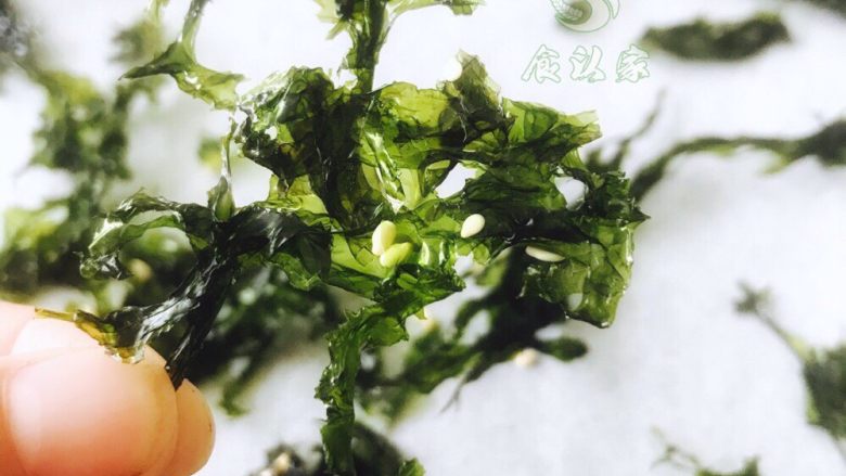自制蓬松的海苔肉松,烤好的紫菜就是常吃的海苔,可以直接吃,非常的香脆。小朋友可以当零食吃,大人们可以稍微拌的时候加点盐,增加味道。不过我们家都是无盐版😏
