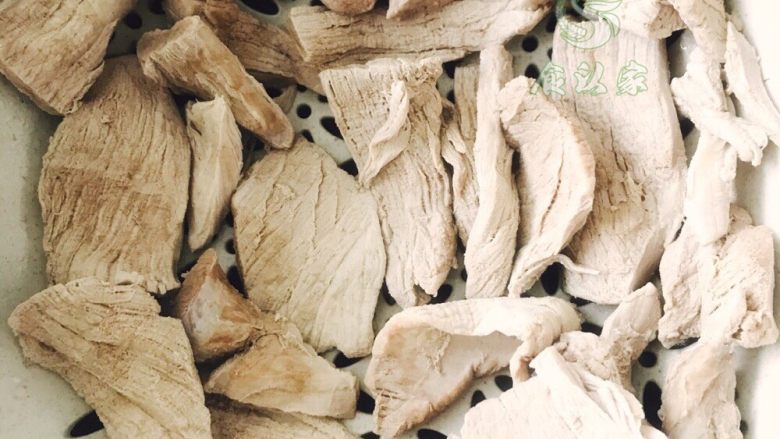 自制蓬松的海苔肉松,肉片煮好,捞出晾凉。