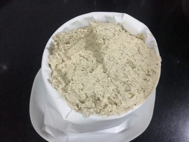 咖啡曲奇饼干,把曲奇面糊放入裱花袋,准备裱花,烤箱预热热风模式170度,如果没有热风模式那就不用也可以。