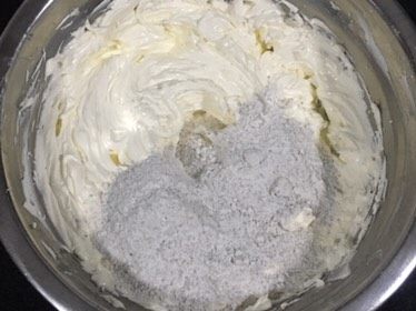 咖啡曲奇饼干,把拌匀的粉类都加入黄油里,用刮刀拌匀。