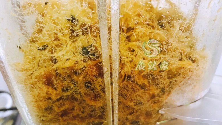 自制蓬松的海苔肉松,放进料理机里打5-10秒中,肉松就会很蓬松,松软轻盈,吃起来口感也会有点小嚼劲。料理机打的时候分几次打,一次不要放太多。