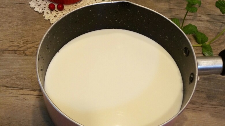 抹茶牛奶+奶盖,500克牛奶倒入奶锅,烧开关火