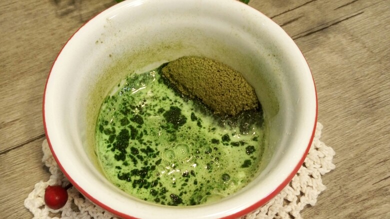 抹茶牛奶+奶盖,将煮开的牛奶,倒少许到抹茶砂糖中,充分搅拌