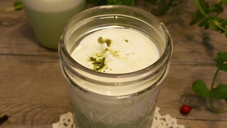 抹茶牛奶+奶盖,撒点抹茶粉,完工!