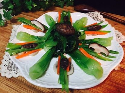 凉拌蔬菜,余下煮好的香菇,切丝,放荷兰豆丝上。
