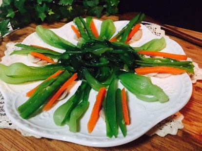 凉拌蔬菜,把煮好的荷兰豆,切丝,放在两根胡萝卜丝中间。