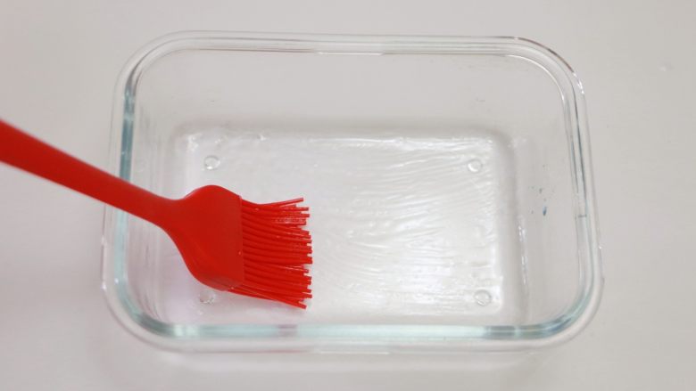 椰奶冻,准备一个平底容器,容器内部用刷子刷少许<a style='color:red;display:inline-block;' href='/shicai/ 140122'>玉米油</a>(容器壁和容器底都刷均匀)