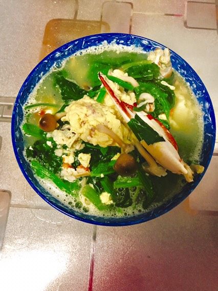 菠菜海鲜汤,1. 热锅放油,放入白玉菇翻炒。
2. 加入蟹子肉
3. 加水
4. 水开后,从边缘转圈倒入鸡蛋
5. 加入菠菜
6. 加入少许盐
7. 水开后即可