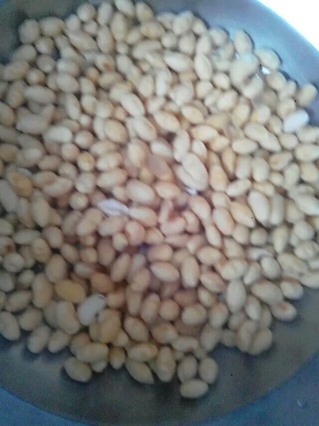 咸鸭腿烧干毛豆,事先将干毛豆泡好,最好是隔一夜泡。
