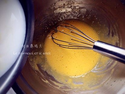 芒果冰激凌,在溶化的糖水中加入奶粉拌匀煮沸,分多次冲入蛋黄中,边冲边搅拌。