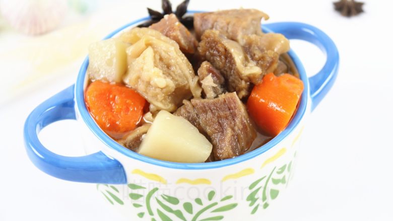 土豆萝卜焖牛腩,牛腩炖得软烂,加上香味十足的土豆、胡萝卜,土豆萝卜焖牛腩就做好了。下饭也是很不错的哦。