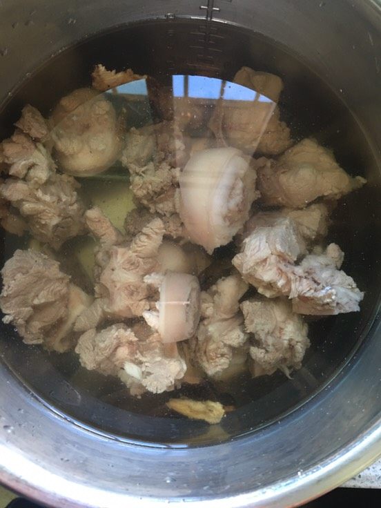 猪尾骨四物汤
,加入适量清水,炖上两个小时。因为时间有点紧,为了缩短时间,我今天我用的是电压力锅。