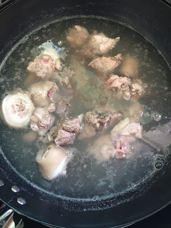猪尾骨四物汤
,将猪尾骨用温水清洗干净,滤干水分备用。锅内放水烧开,放入猪尾骨飞水。煮大约5分钟,焯去血沫捞出。