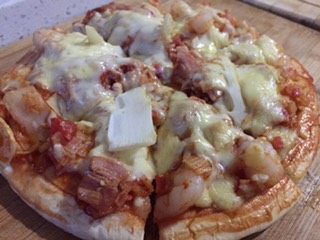培根披萨,这是培根虾仁竹笋的,馅料自己可以随意搭配哦。烤箱不同,具体时间根据馅料多少可以略调整下。