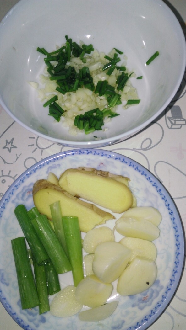 蒜茸西红柿带鱼十#人民的美食#(创建于4/5~2017),洗净的葱姜蒜,改刀成型和蒜茸,备用。