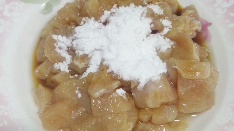 宫爆鸡丁,<a style='color:red;display:inline-block;' href='/shicai/ 101'>鸡胸肉</a>切丁,加入生抽、料酒及淀粉。