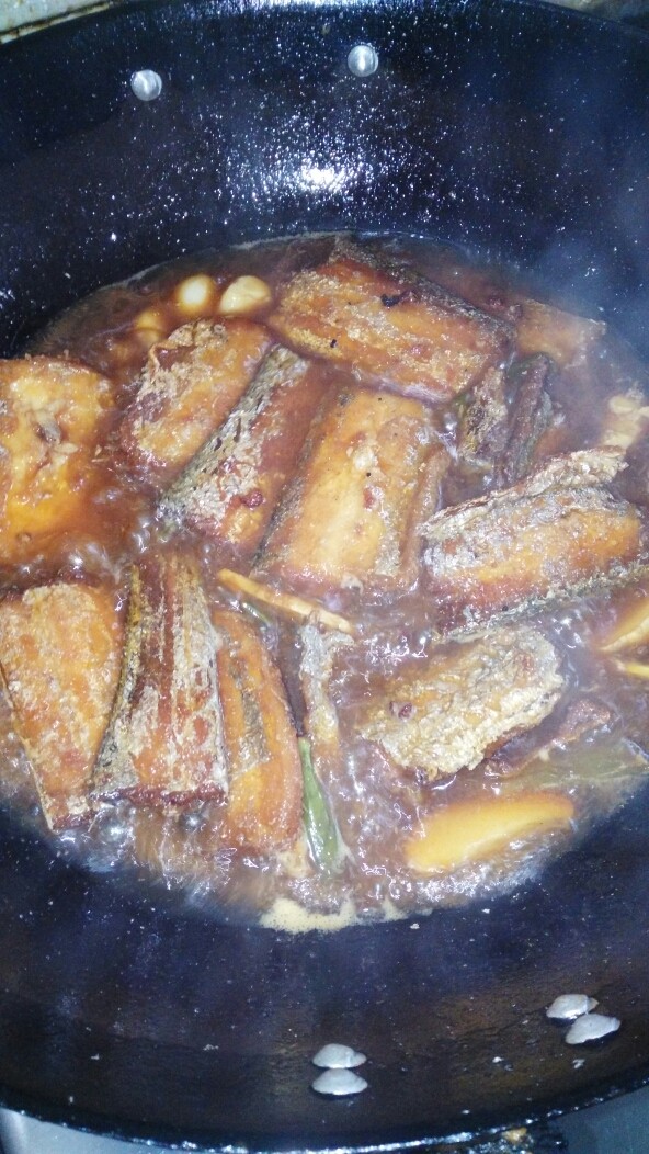 蒜茸西红柿带鱼十#人民的美食#(创建于4/5~2017),煸香花椒、葱姜蒜后，倒入<a style='color:red;display:inline-block;' href='/shicai/ 721'>蚝油</a>，<a style='color:red;display:inline-block;' href='/shicai/ 3551'>西红柿</a>酱，<a style='color:red;display:inline-block;' href='/shicai/ 718'>料酒</a>，<a style='color:red;display:inline-block;' href='/shicai/ 3729'>白糖</a>等煸炒少许，倒入水，烧开，再倒入带鱼，烧制20分钟。