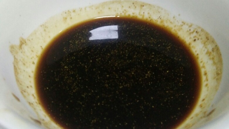 宫爆鸡丁,准备一个碗,加入生抽、少许老抽、胡椒粉、盐和鸡精调成料汁待用。