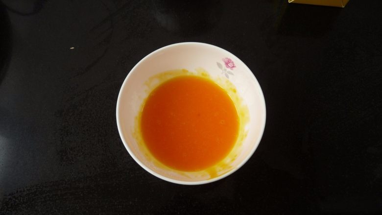 金镶玉炒饭,蛋黄打散,拌均匀