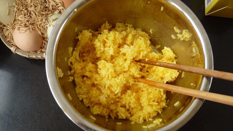 金镶玉炒饭,蛋黄与白饭充份拌均匀,静置10分钟