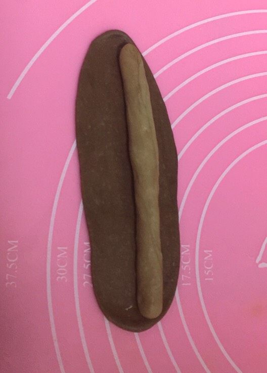 性感的豹纹控吐司面包,再将一个浅色的可可面团搓成长条状,包在里面。
